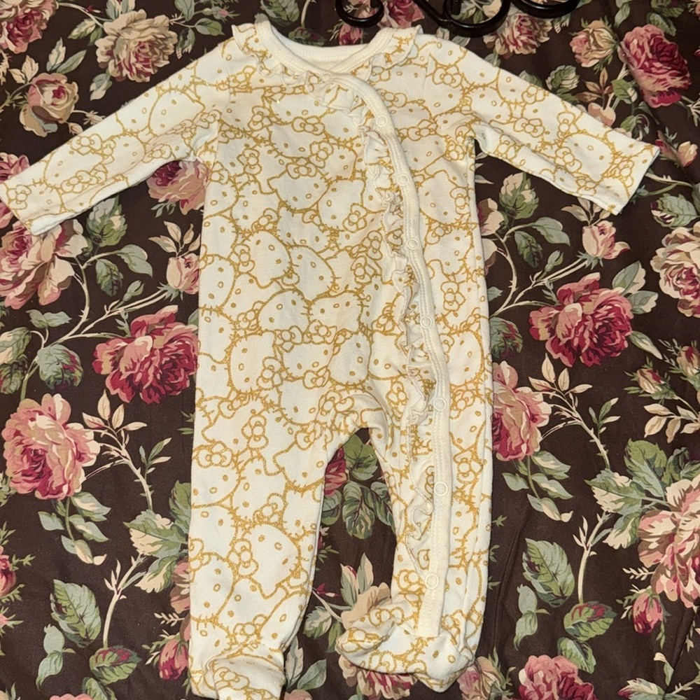 3 Month old Hello kitty Outfit for baby girl For Sale